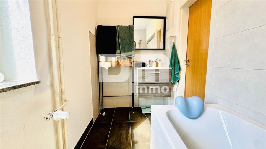 Umfangreich saniertes Gebäudeensemble mit 8 Wohneinheiten / 4 Garagen - Haupthaus links EG WE Badezimmer Wanne